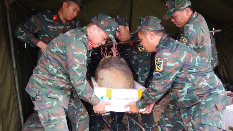 Lực lượng Công binh chuyển bom đến vị trí hủy nổ.