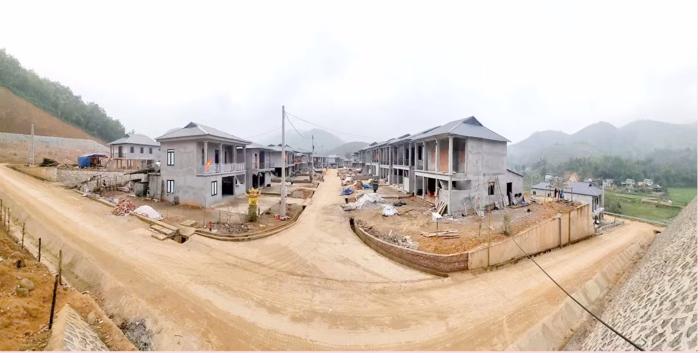 Theo ông Toản, dự án được đầu tư đã giúp các hộ dân sống ở vùng sạt lở có chỗ ở mới an toàn, yên tâm lao động sản xuất, vươn lên thoát nghèo... Bên cạnh đó, UBND huyện đầu tư nâng cấp con đường từ UBND xã Kim Thượng tới khu tái định cư, xây dựng xóm Nhàng trở thành điểm một bản du lịch cộng đồng trong tương lai.