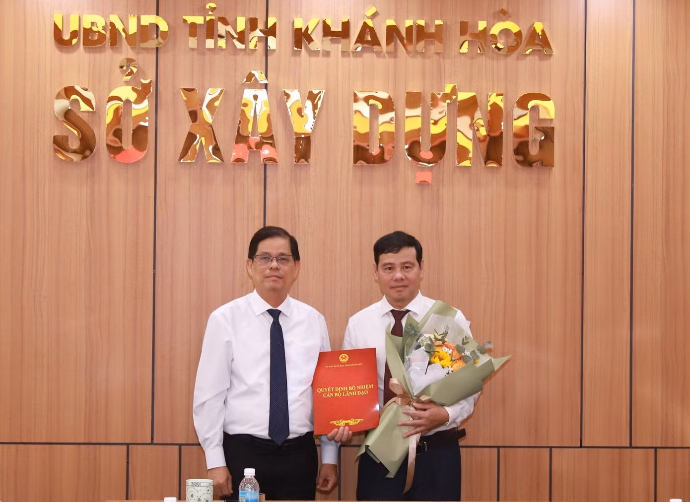 Chủ tịch UBND tỉnh Khánh Hòa Nguyễn Tấn Tuân (ảnh trái) trao quyết định cho ông Trần Văn Châu. Ảnh: M.H.