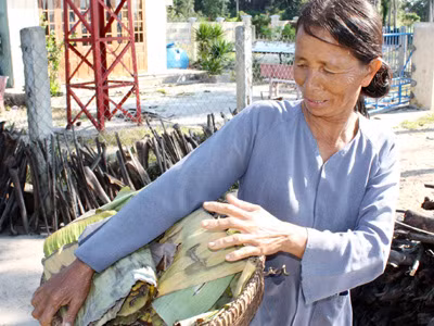 Chuẩn bị lá cho món bánh ít không thể thiếu