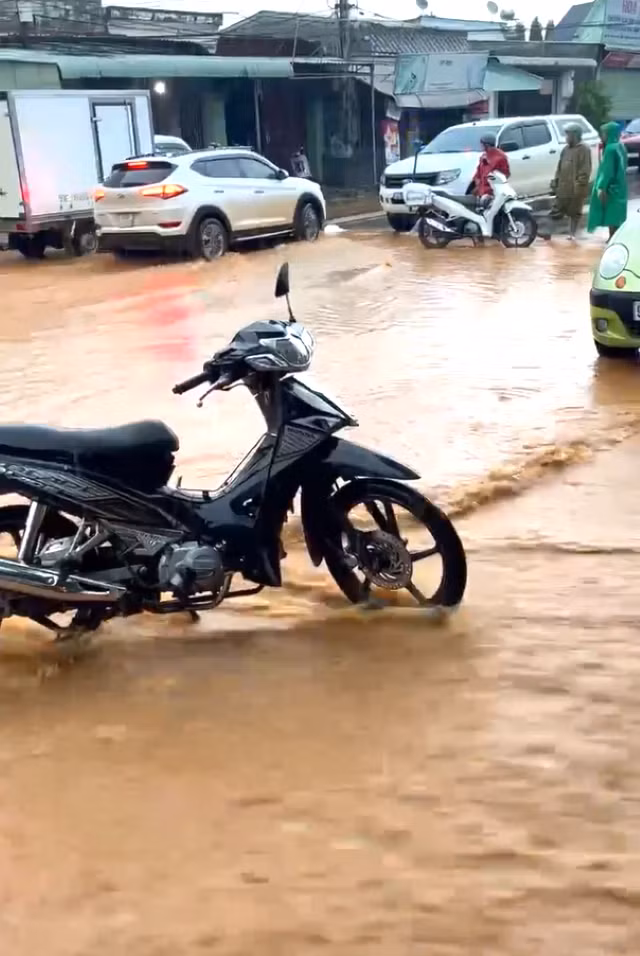Mưa lớn gây ngập đường ở huyện Bù Đăng