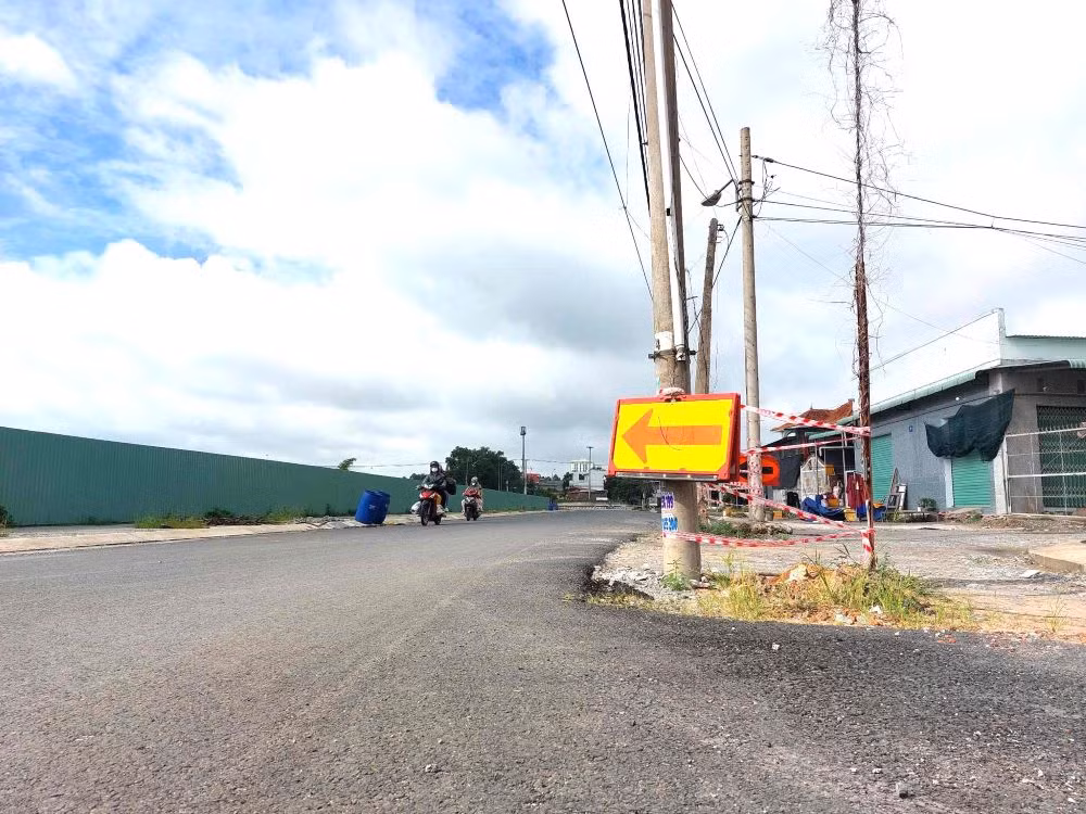 Ban Quản lý dự án đầu tư xây dựng TP Thủ Dầu Một đã gửi văn bản đến Công ty Điện lực Bình Dương đề nghị di dời các trụ điện còn vướng mắc song chưa được giải quyết vì thiếu kinh phí. Cơ quan chức năng đang vận động đơn vị thi công hỗ trợ kinh phí di dời lưới điện. Khi lưới điện được di dời, tuyến đường sẽ nhanh chóng được thi công và sớm hoàn thành.
