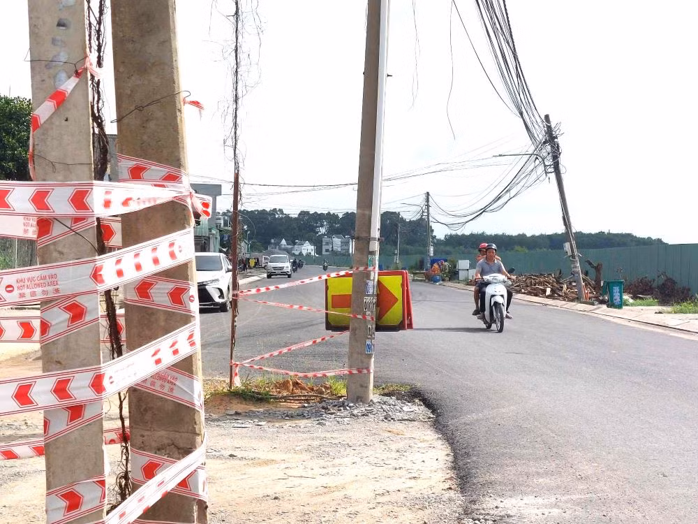 Ông Nguyễn Văn Thanh (50 tuổi, ngụ phường Phú Mỹ, thành phố Thủ Dầu Một) cho bức xúc nói: “Chúng tôi rất vui mừng khi địa phương xây dựng con đường nhưng việc thi công ì ạch gây ảnh hưởng đến việc đi lại của người dân trong khu vực. Nhà tôi bên đường, hành lang thi công dang dở, việc di chuyển ra vào nhà rất khó khăn”.