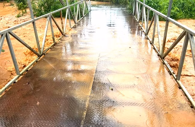 Mưa lớn, nước dâng cao xấp xỉ mặt cầu bắc qua suối Đăk Woa