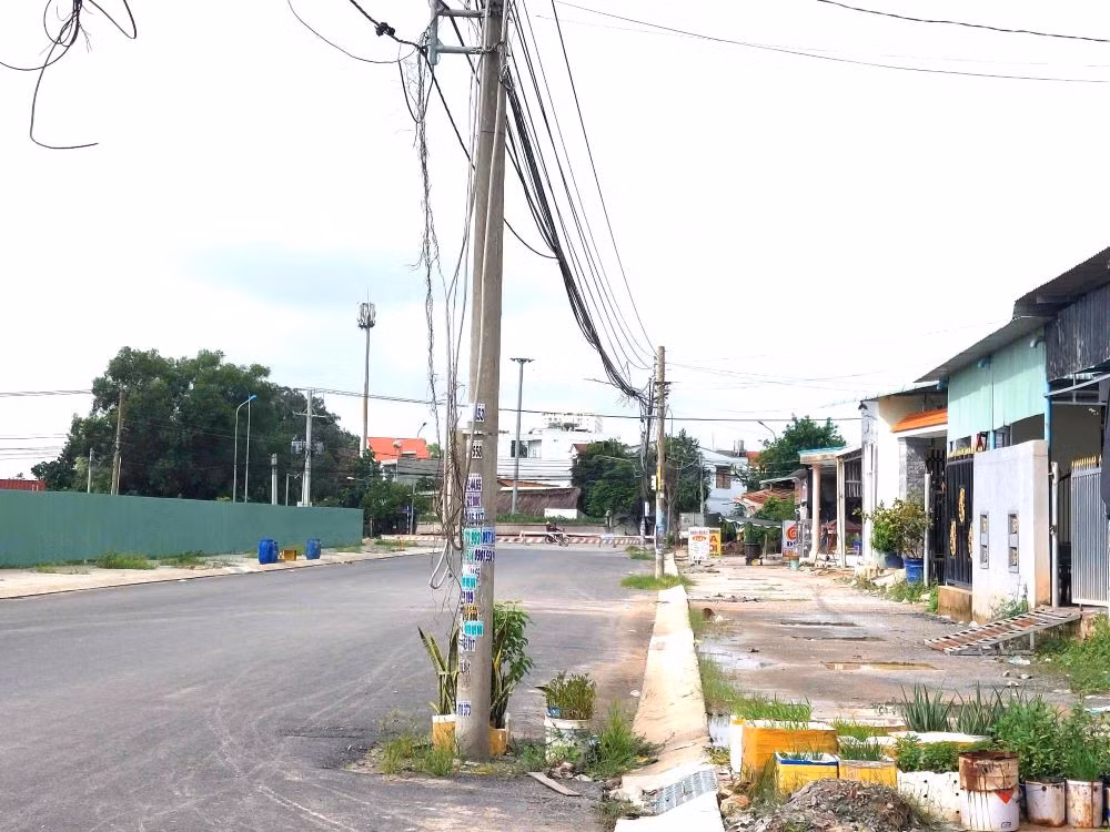 Tuyến đường chưa làm xong nhưng phương tiện lưu thông qua lại rất đông. Ban đêm, các phương tiện lưu thông trong tình trạng thiếu ánh sáng, trong khi giữa đường nhiều trụ điện chưa di dời đe dọa tính mạng của người tham gia giao thông.