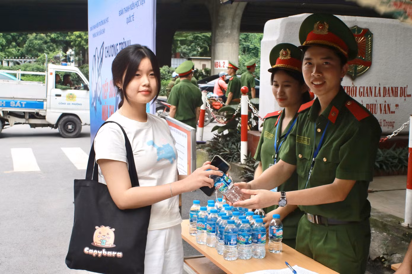 Trong 2 ngày 5 - 6/7, tại các học viện, trường đại học trong Công an nhân dân diễn ra kỳ thi đánh giá năng lực của Bộ Công an năm 2025. Nhằm kịp thời hỗ trợ các đơn vị chức năng triển khai công tác đảm bảo an ninh, an toàn cho kỳ thi, đồng thời hỗ trợ thí sinh và nhà người nhà thí sinh, Ban Thanh niên CAND đã chỉ đạo Đoàn Thanh niên các trường CAND triển khai các đội hình tình nguyện “Tiếp sức mùa thi” với nhiều hoạt động thiết thực, ý nghĩa.