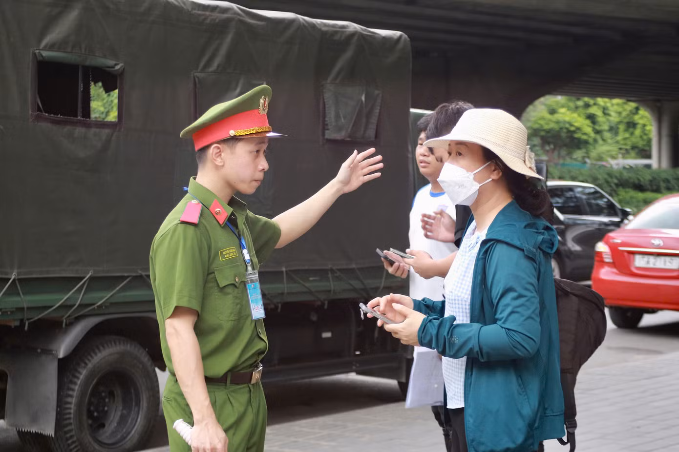Tại mỗi điểm thi, đoàn viên thanh niên các học viện, trường CAND đã triển khai các đội hình đảm bảo an ninh, trật tự; hỗ trợ thí sinh tra cứu thông tin tại các điểm thi; hướng dẫn thí sinh và người nhà thí sinh di chuyển; phân luồng giao thông; hỗ trợ xử lý tình huống khẩn cấp…