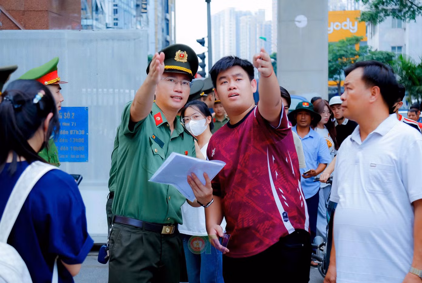 Trong 2 ngày 5 - 6/7, tại các học viện, trường đại học trong Công an nhân dân diễn ra kỳ thi đánh giá năng lực của Bộ Công an năm 2025. Nhằm kịp thời hỗ trợ các đơn vị chức năng triển khai công tác đảm bảo an ninh, an toàn cho kỳ thi, đồng thời hỗ trợ thí sinh và nhà người nhà thí sinh, Ban Thanh niên CAND đã chỉ đạo Đoàn Thanh niên các trường CAND triển khai các đội hình tình nguyện “Tiếp sức mùa thi” với nhiều hoạt động thiết thực, ý nghĩa.