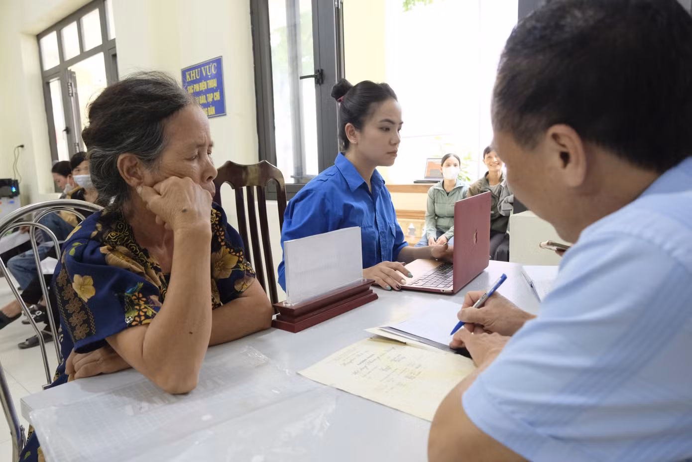 Đoàn viên, thanh niên hỗ trợ người dân giải quyết thủ tục hành chính tại trụ sở UBND xã Minh Châu. Ảnh: Châu Linh