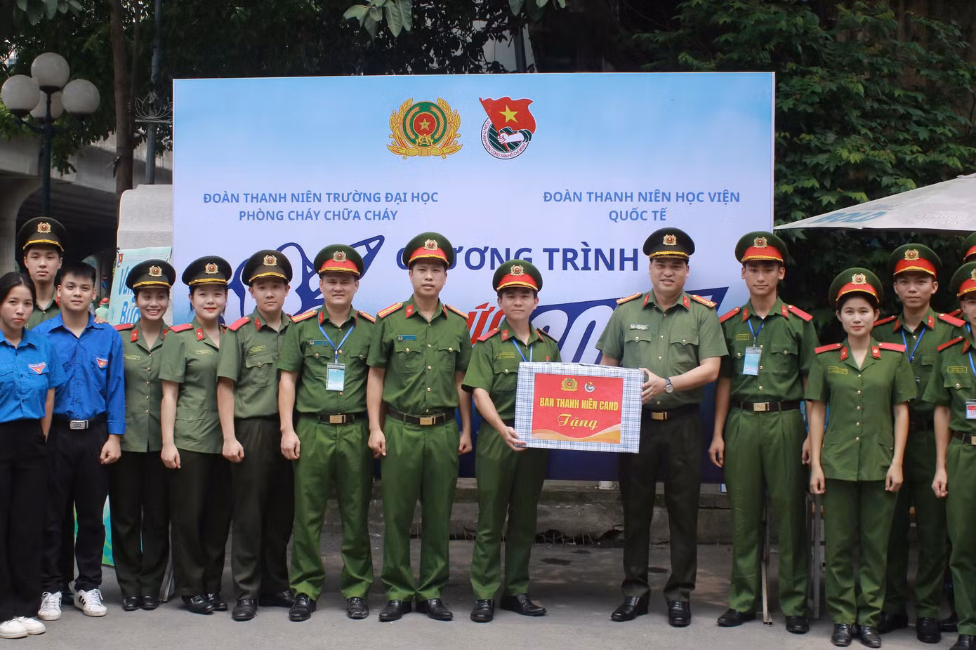 Thượng tá Đồng Đức Vũ - Trưởng Ban Thanh niên CAND đã thăm hỏi, lắng nghe chia sẻ của các đội tình nguyện về quá trình chuẩn bị, tổ chức chương trình “Tiếp sức mùa thi” cho các sĩ tử. Anh Vũ cũng bày tỏ mong muốn các bạn tình nguyện viên khắc phục khó khăn, phát huy tinh thần xung kích tình nguyện của tuổi trẻ làm việc với tinh thần trách nhiệm cao nhất nhằm đồng hành, hỗ trợ thí sinh và người nhà thí sinh có một mùa thi an toàn, hiệu quả và thành công.