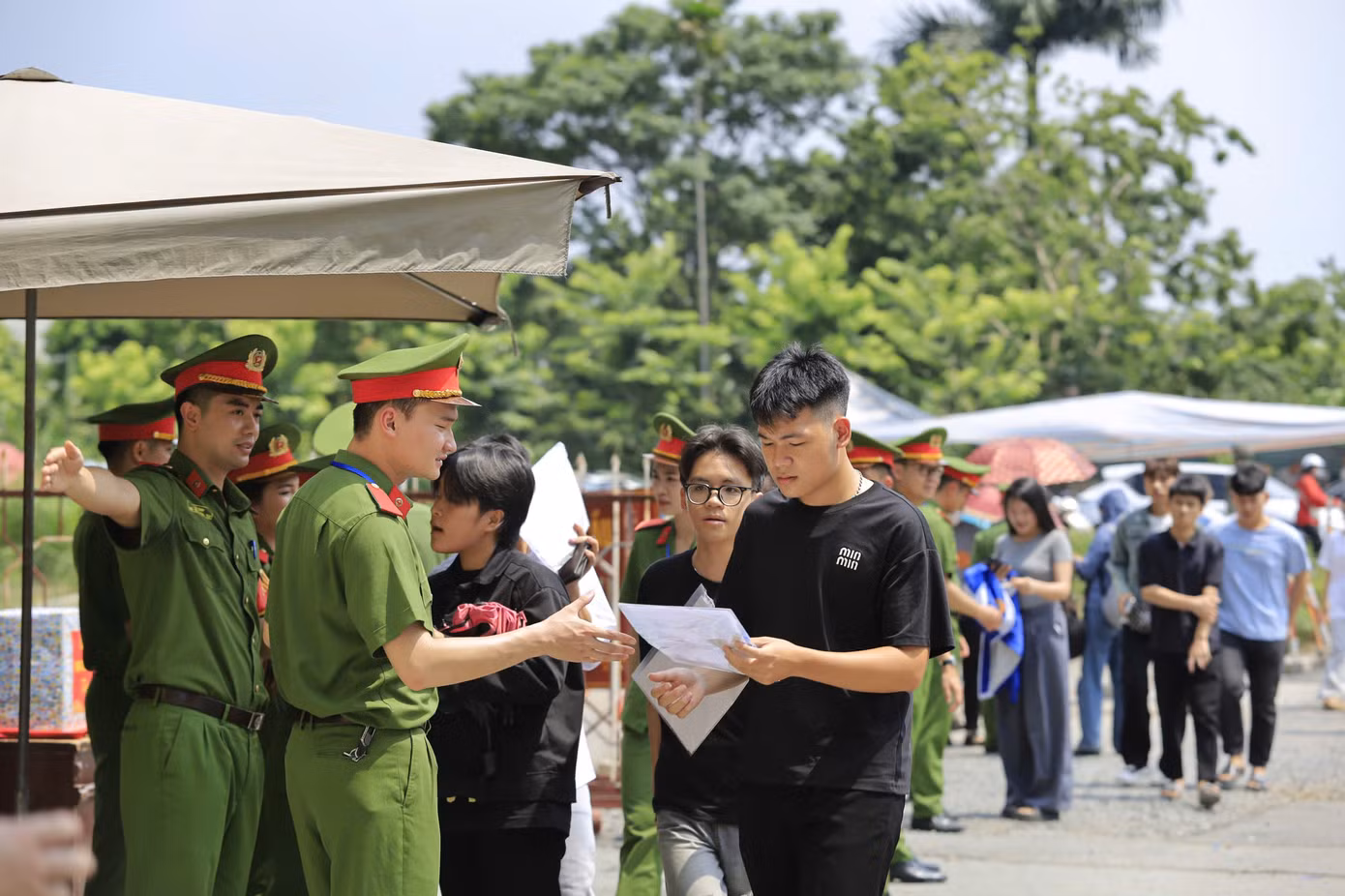 Tại mỗi điểm thi, đoàn viên thanh niên các học viện, trường CAND đã triển khai các đội hình đảm bảo an ninh, trật tự; hỗ trợ thí sinh tra cứu thông tin tại các điểm thi; hướng dẫn thí sinh và người nhà thí sinh di chuyển; phân luồng giao thông; hỗ trợ xử lý tình huống khẩn cấp…