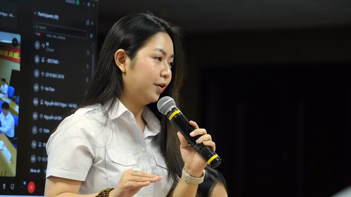 Chị Trần Thị Kiều Anh - Phó Chủ tịch Hội SVVN TPHCM chia sẻ tại hội nghị.