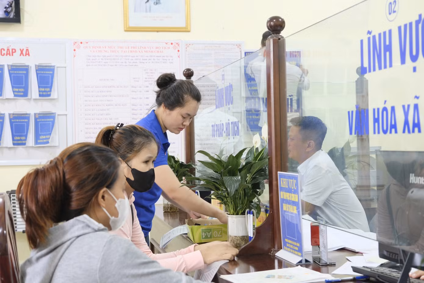 Đoàn viên, thanh niên hỗ trợ người dân giải quyết thủ tục hành chính tại trụ sở UBND xã Minh Châu. Ảnh: Châu Linh