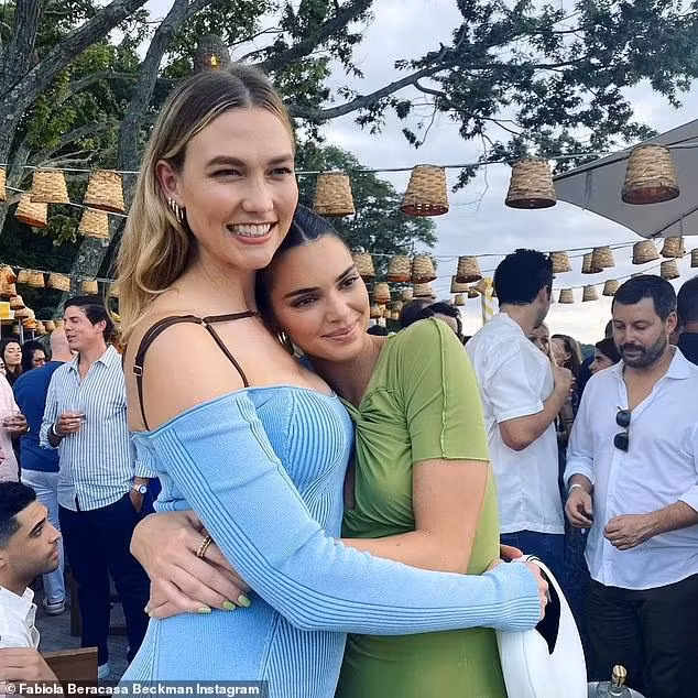 Xôn xao hình ảnh 'chân dài đắt giá’ Kendall Jenner đi phục vụ rượu, được boa 100 USD ảnh 1