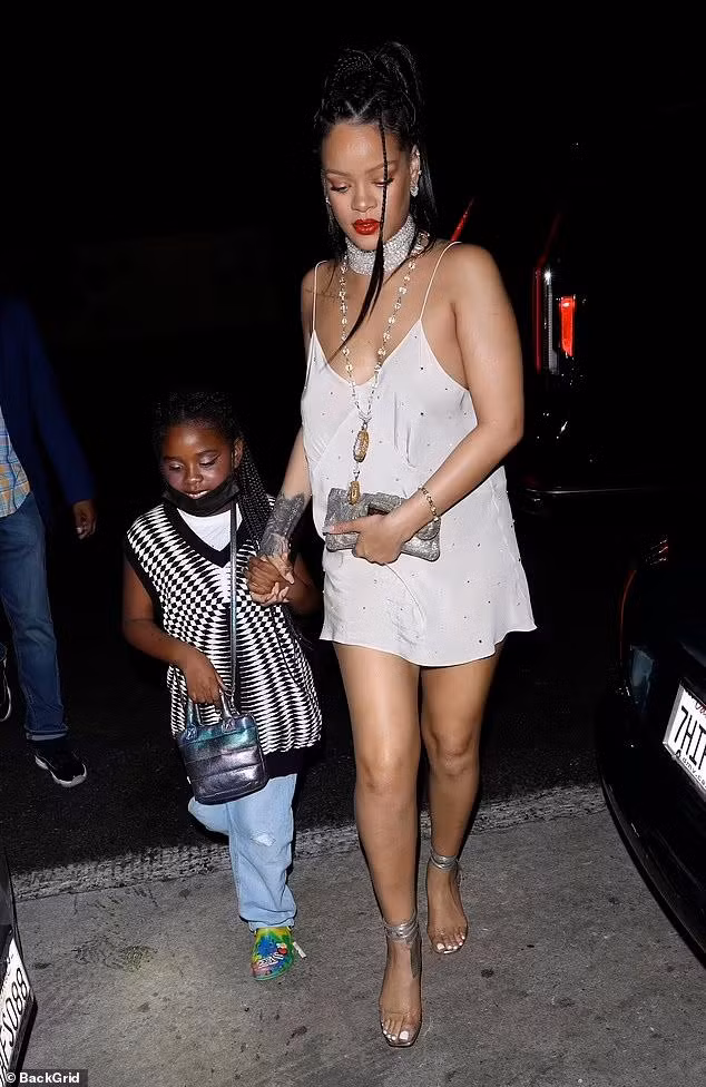 Mới đây, Rihanna bị bắt gặp đi ăn tối cùng cháu gái Majesty (7 tuổi) tại một nhà hàng Ý ở Santa Monica, Los Angeles, Mỹ.