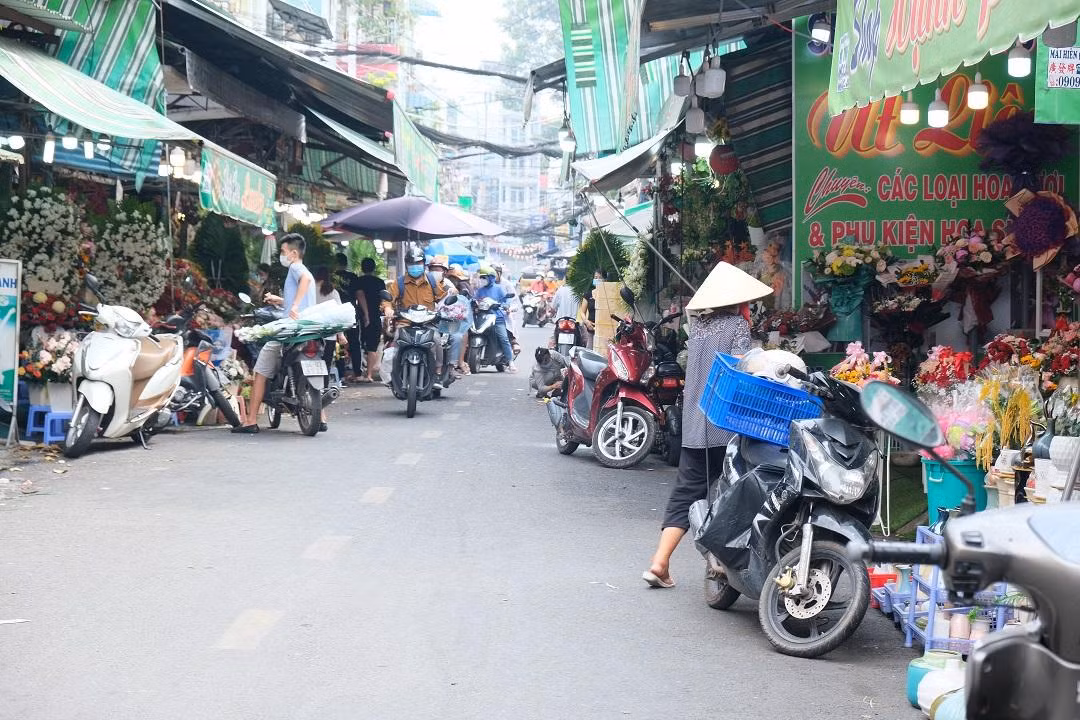 Tuy là ngày lễ 20/11 nhưng lượng khách đến chợ hoa Hồ Thị Kỷ (quận 10) khá vắng.