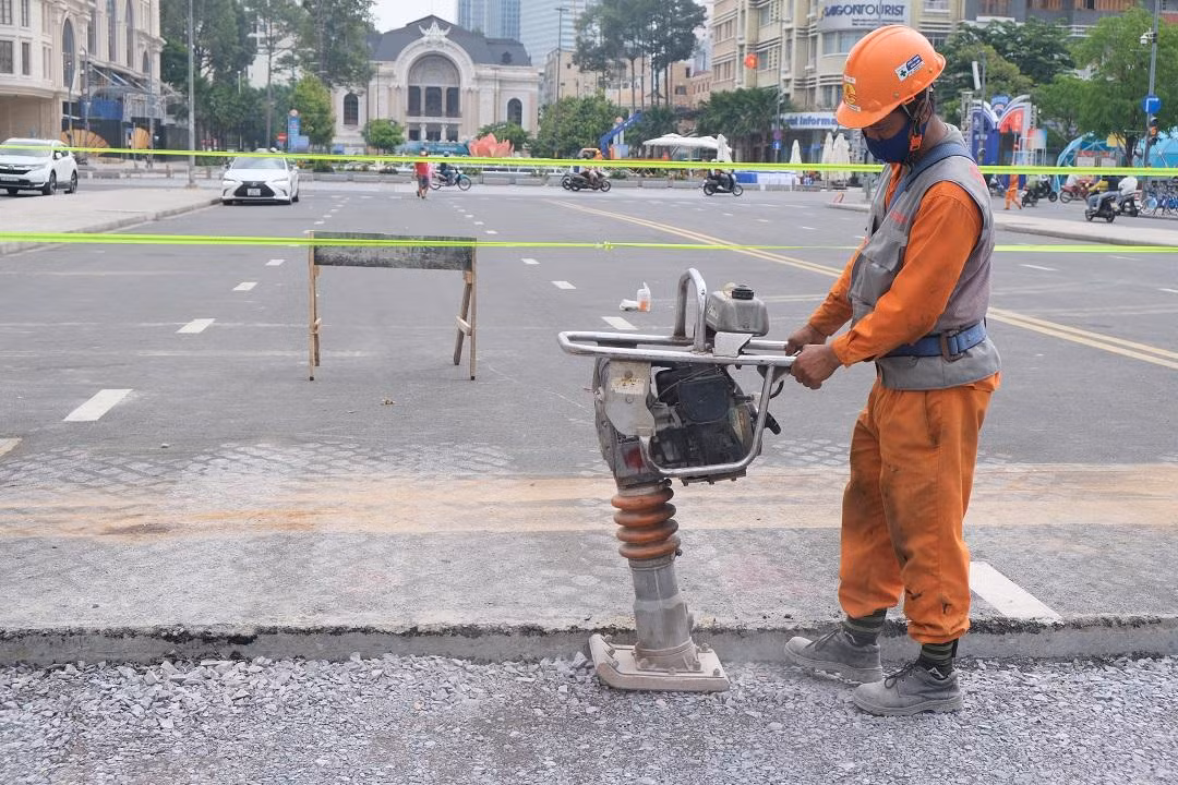 Theo kế hoạch của Sở Quy hoạch - kiến trúc thành phố, mặt bằng sau khi được chủ đầu tư bàn giao sẽ được thiết kế cảnh quan theo ba giai đoạn. Cụ thể, giai đoạn đầu tiên, chủ yếu duy trì tuyến giao thông Lê Lợi như trước, điều chỉnh vỉa hè hai bên cho đồng bộ, kết hợp trồng lại cây xanh, thiết kế bổ sung lối dẫn đường cho người khuyết tật.