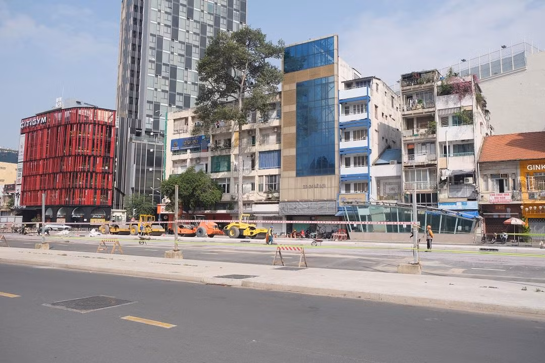 Ban quản lý đường sắt đô thị TP.HCM (chủ đầu tư - MAUR) cho biết đang khẩn trương tái lập để bàn giao mặt bằng, khôi phục giao thông khu vực trung tâm thành phố. Cụ thể, đơn vị đang gấp rút để bàn giao mặt bằng đường Lê Lợi (đoạn từ đường Nguyễn Huệ đến gần đường Nam Kỳ Khởi Nghĩa) vào cuối tháng 4.
