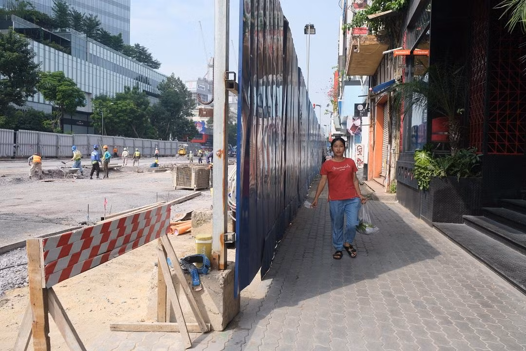 Theo đó, khu vực đường Lê Lợi được rào chắn từ tháng 10/2016 để thi công gói thầu 1a (đoạn ngầm từ ga Nhà hát thành phố đến ga Bến Thành).Hiện gói thầu này đã đạt hơn 95%. Trước đó, vào tháng 4/2021, chủ đầu tư cũng bàn giao mặt bằng tuyến đường này đoạn từ đường Pasteur đến Nguyễn Huệ.