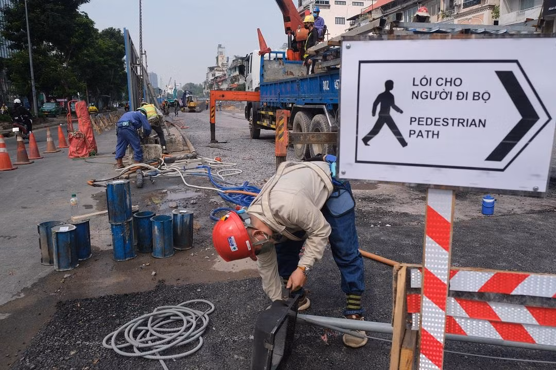 Tiếp theo đó, hoàn thiện thiết kế đô thị trên lòng đường, vỉa hè; nâng cấp các tiện ích nhằm khuyến khích người đi bộ sử dụng xe công cộng và thương mại hai bên trục đường. Các phương án như tăng vỉa hè cho đi bộ, phân làn đường dành riêng cho xe buýt và xe đạp…