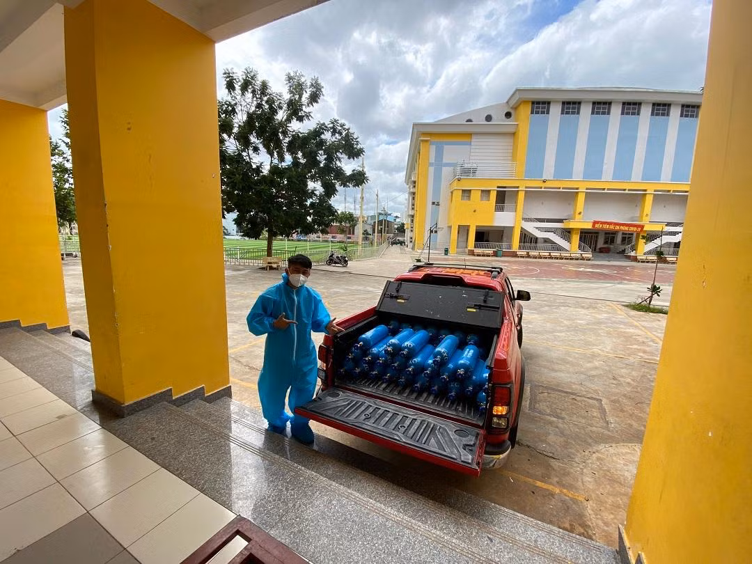 Bệnh nhân cần đổi bình oxy sẽ liên hệ đường dây nóng (+84) 796 55 5564. Các tình nguyện viên Quận Đoàn sẽ chở oxy bằng xe máy đến tận nhà. Với người chưa có bình oxy và hoàn cảnh khó khăn thì ATM-Oxy sẽ cho mượn miễn phí.