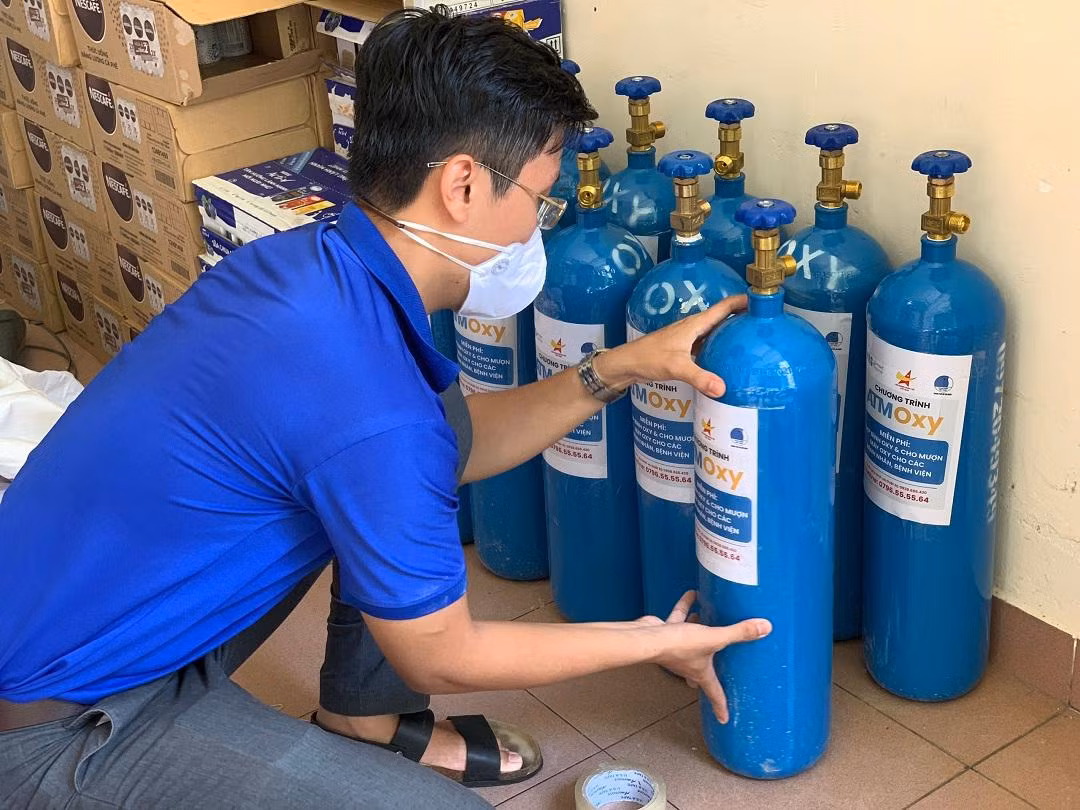Cận cảnh các bình oxy được đặt tại trạm.
