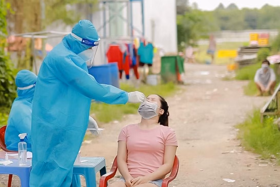 Người dân ở "điểm đỏ" tại Bình Dương được lấy mẫu xét nghiệm sàng lọc