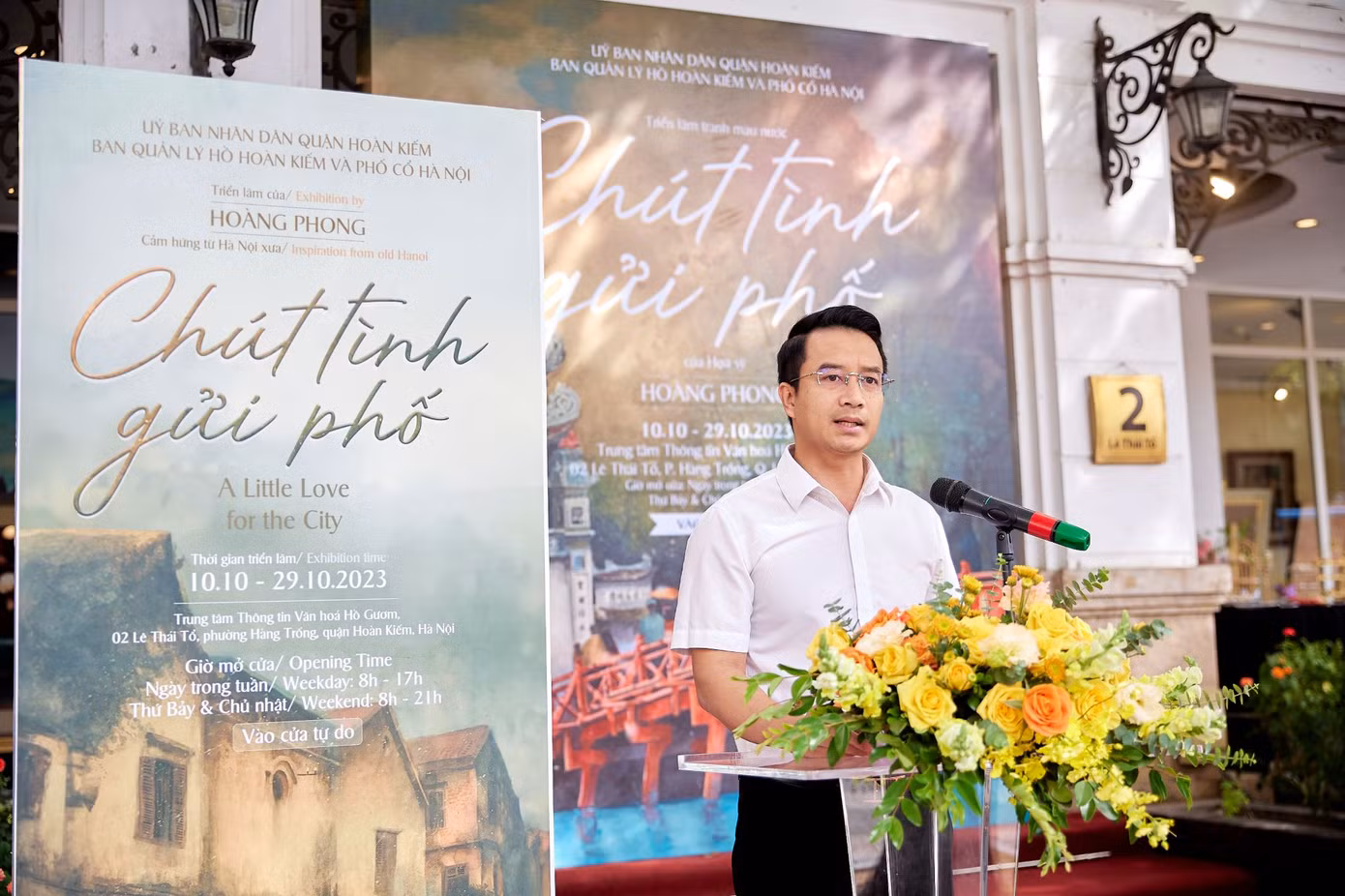 Phó Chủ tịch UBND quận Hoàn Kiếm Trịnh Hoàng Tùng phát biểu khai mạc triển lãm nhân kỷ niệm 69 năm giải phóng Thủ đô.