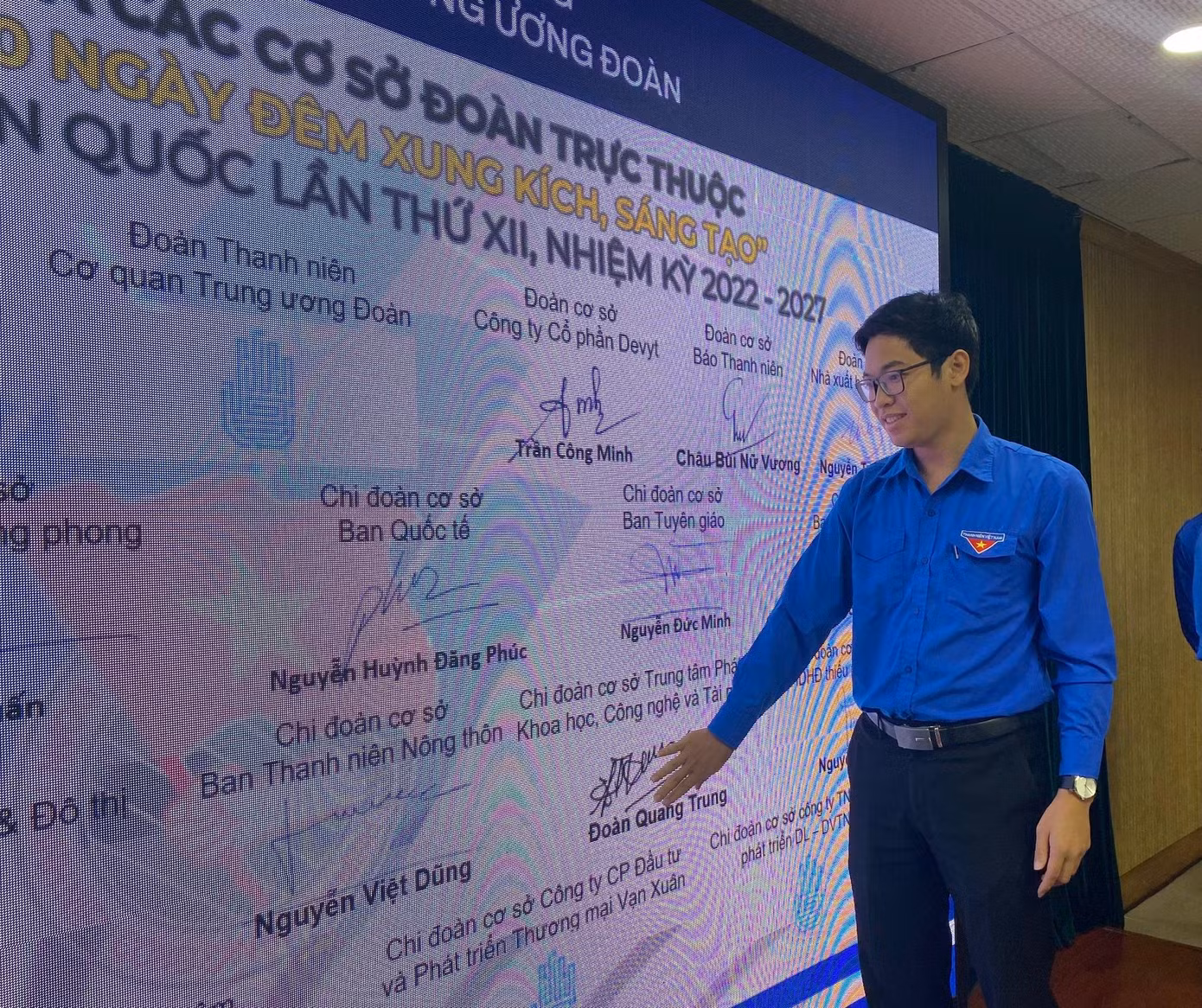 Ký giao ước thi đua giữa các cơ sở Đoàn trực thuộc