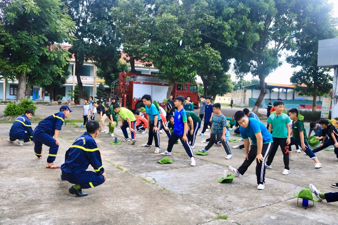 Các em được tập huấn kỹ năng phòng chống cháy nổ và thoát hiểm