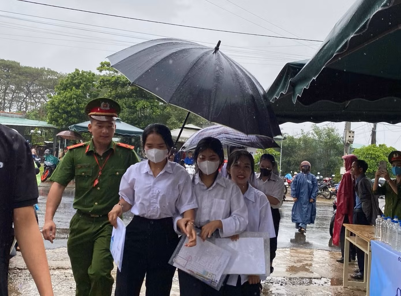 Lực lượng công an che ô cho các thí sinh.