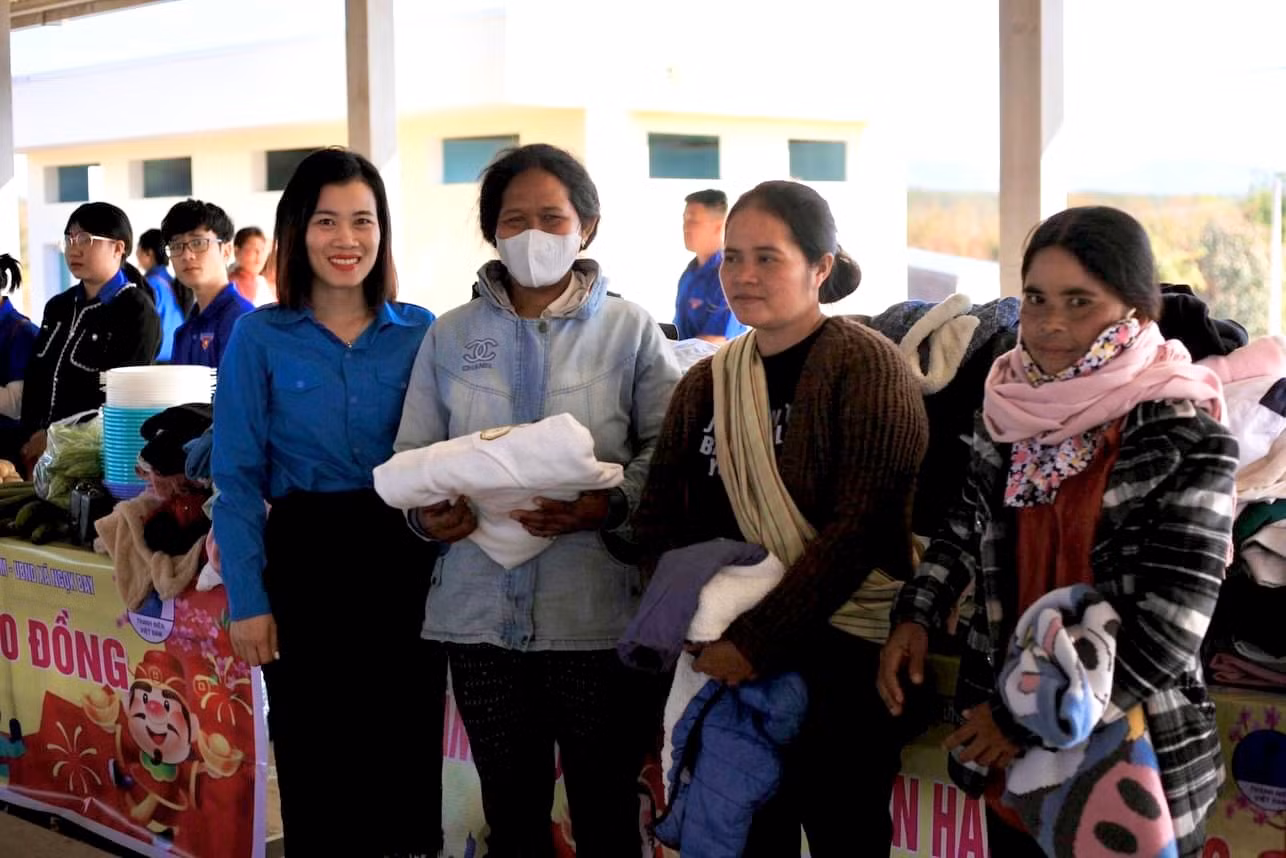 Hội LHTN Việt Nam tỉnh trao tặng 300 chiếc áo ấm cho bà con khó khăn tại phiên chợ.