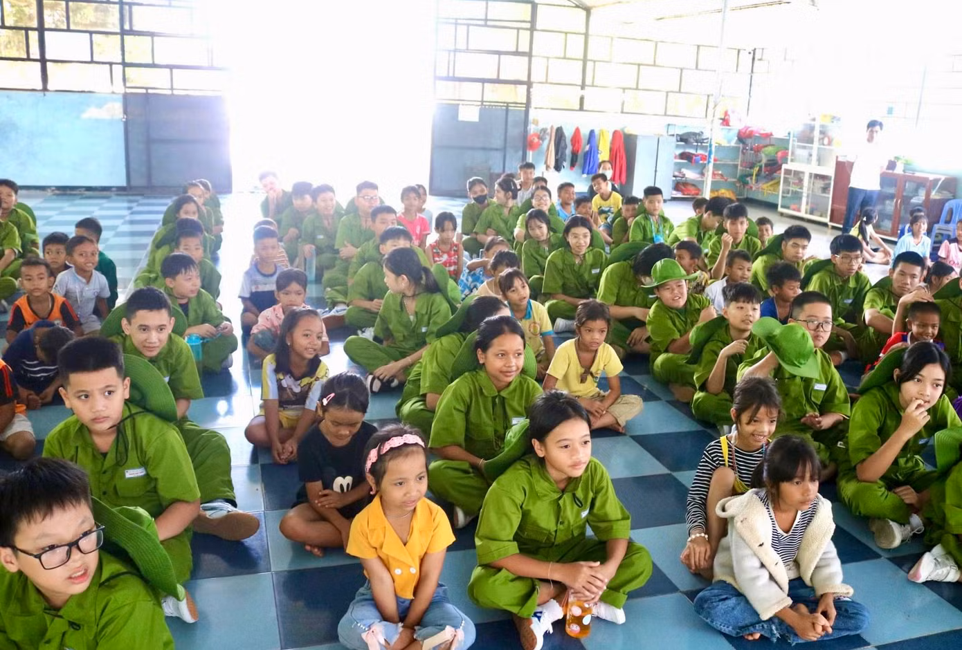 Học viên thăm các bạn nhỏ tại trại phong Đăk Kia