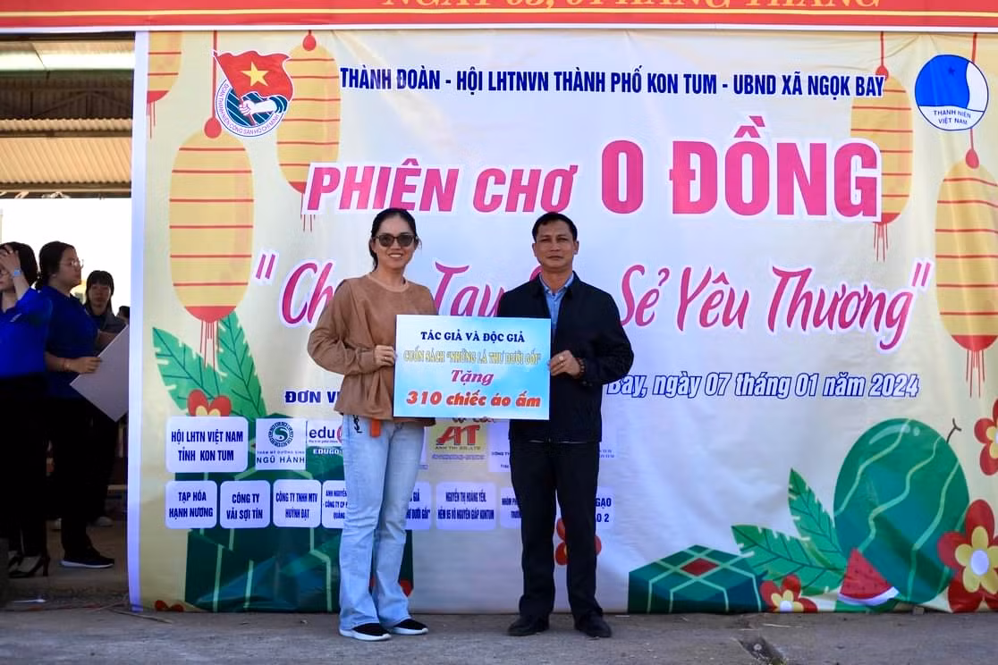Tại hoạt động, Ban Tổ chức trao tặng 50 thẻ bảo hiểm y tế; 610 chiếc áo ấm; 500kg gạo... đến bà con tại xã.