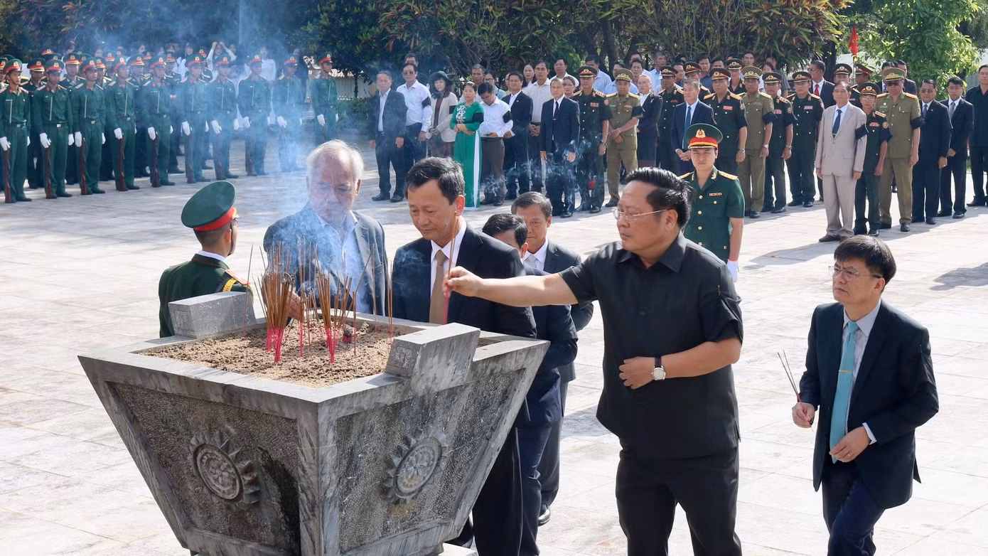Đại biểu dâng hương tưởng niệm các liệt sĩ.