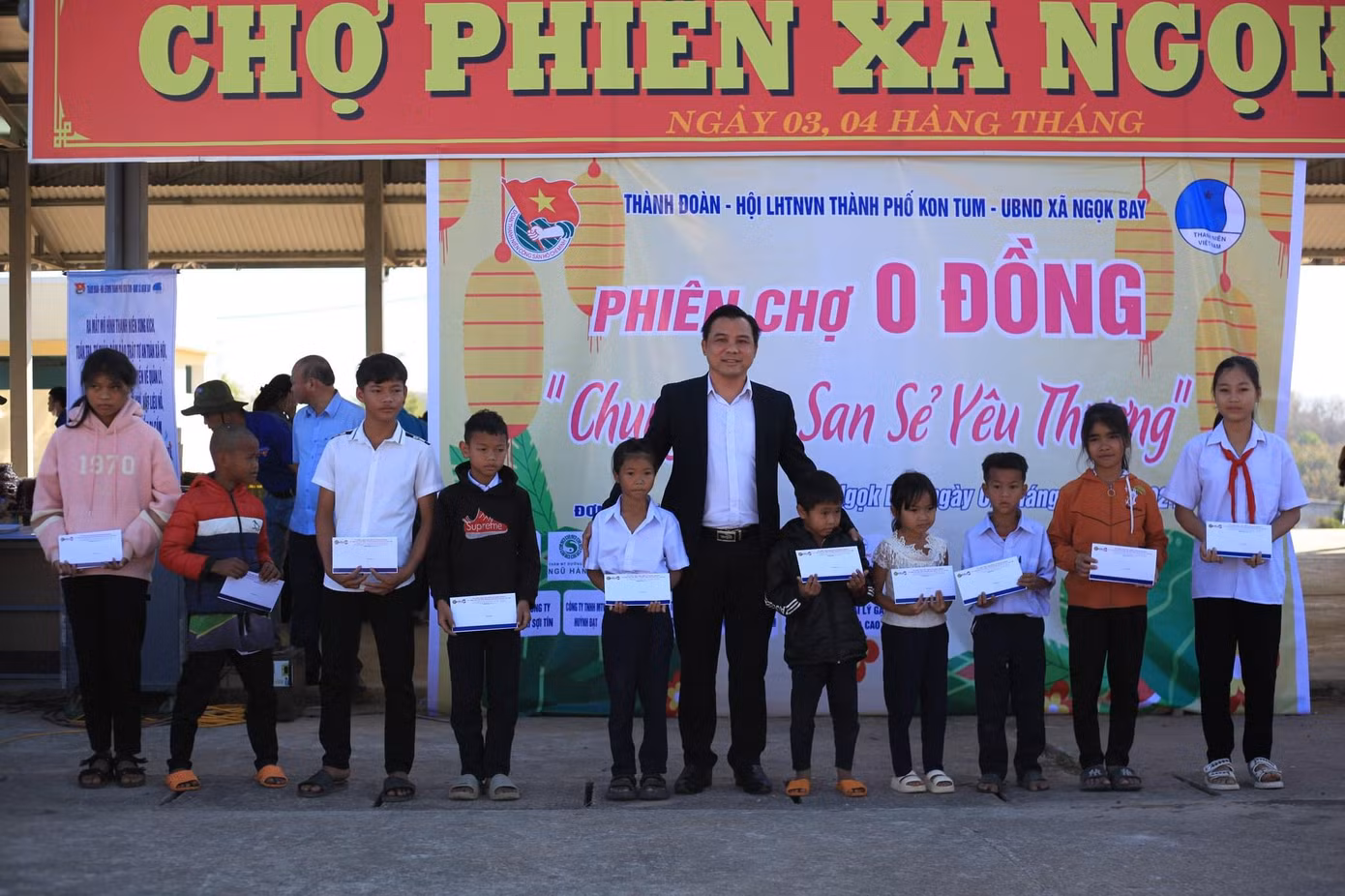 Trao tặng 20 suất học bổng cho các em học sinh có hoàn cảnh khó khăn vượt khó.