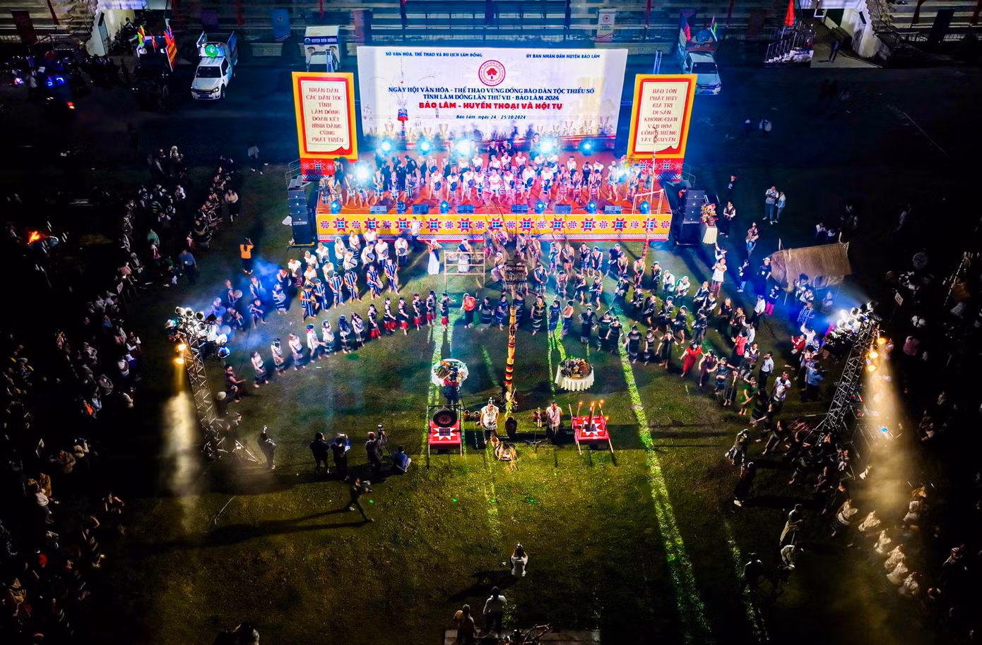Trang phục thổ cẩm là yếu tố quan trọng trong các nghi lễ, lễ hội của người dân tộc thiểu số ở tỉnh Lâm Đồng. Điều đó thể hiện sự tôn vinh truyền thống.