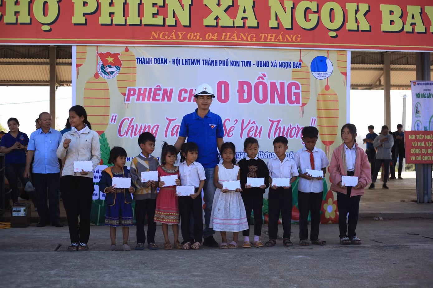 Trao tặng 20 suất học bổng cho các em học sinh có hoàn cảnh khó khăn vượt khó.