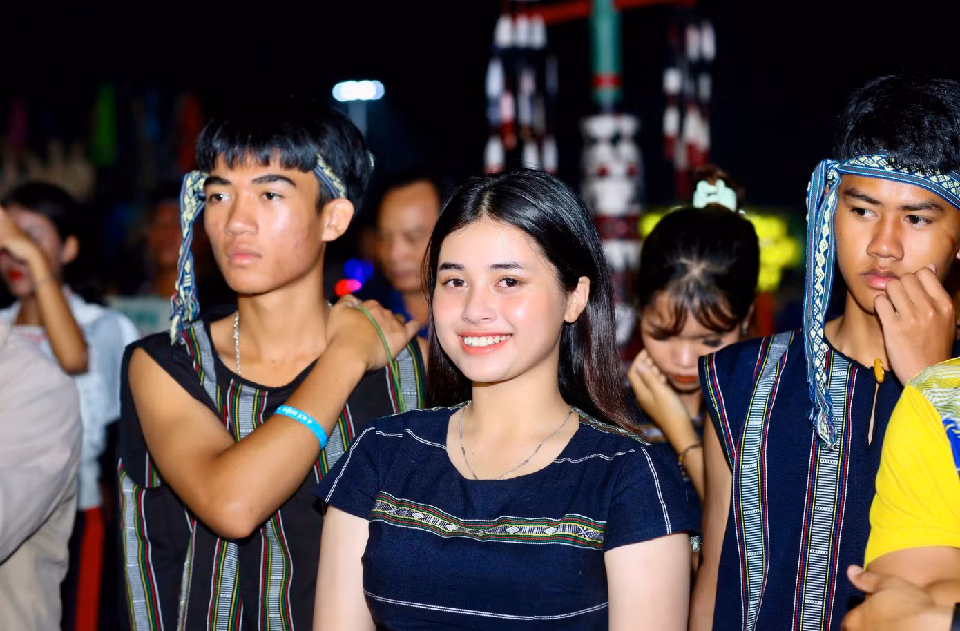 Mỗi chiếc áo, váy thổ cẩm là tác phẩm nghệ thuật, thể hiện sự sáng tạo vô tận của người thợ thủ công.