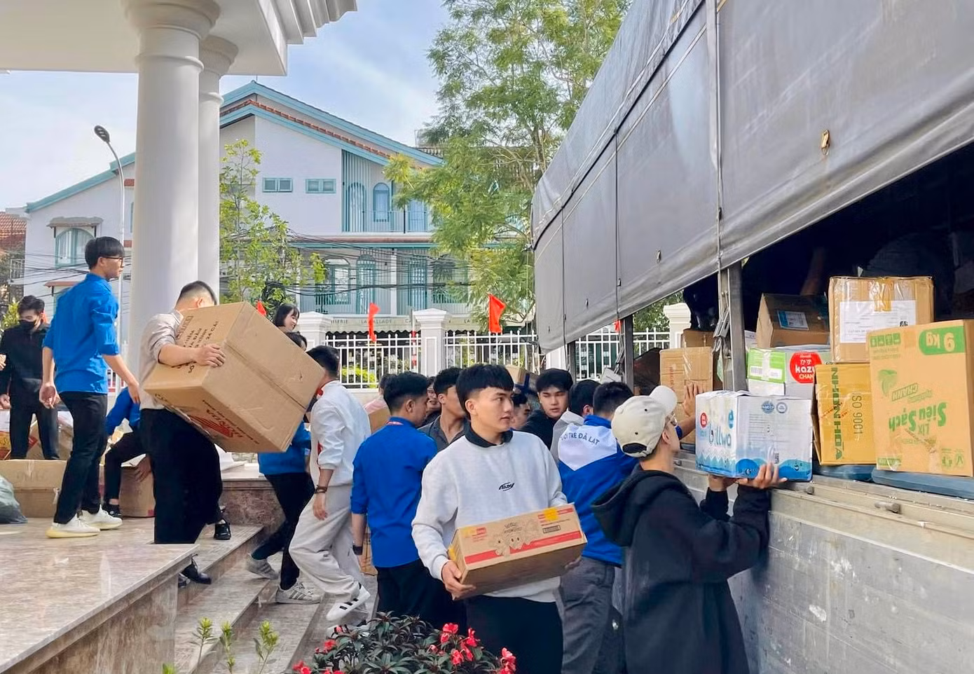 Ngày 25/10, gần 15 tấn hàng hóa bao gồm các đồ dùng học tập đã được Tỉnh đoàn - Hội đồng Đội tỉnh Lâm Đồng gửi đến các em thiếu nhi, đội viên tỉnh Tuyên Quang.