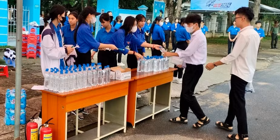 Các cấp bộ Đoàn toàn tỉnh đã thành lập 36 đội hình, với gần 1.000 tình nguyện viên triển khai tại 12 điểm thi để kịp hỗ trợ các thí sinh.