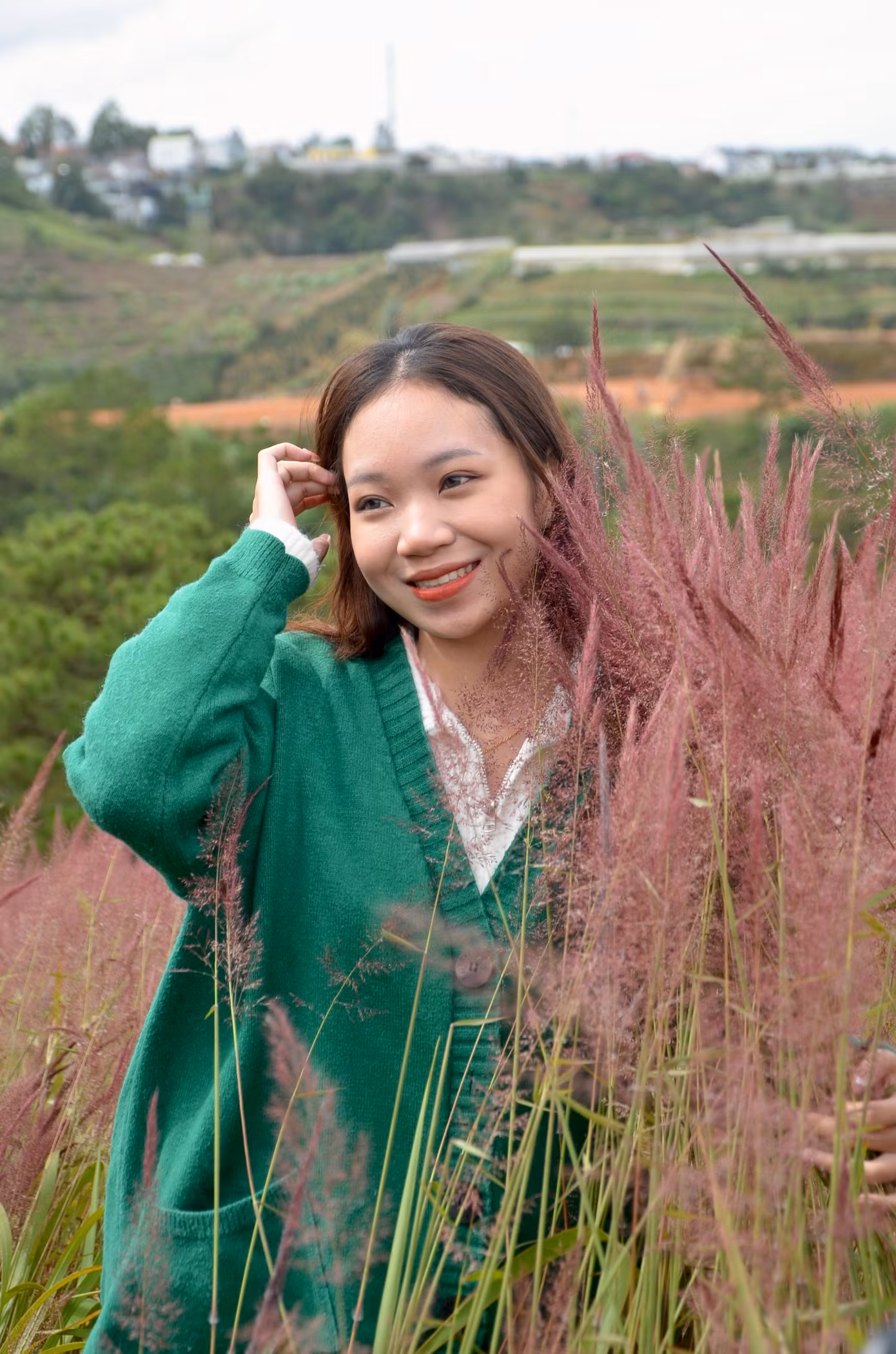 Một bạn trẻ đến từ Hà Nội thả dáng bên hoa cỏ lau hồng tại đồi Mây.