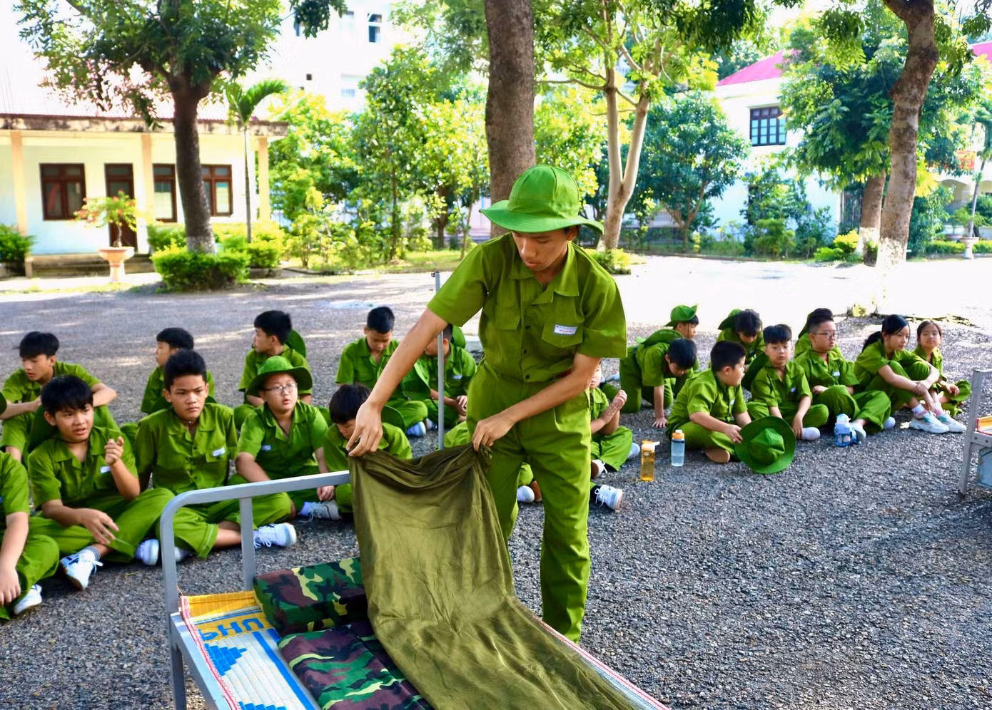Tập gấp gối nội vụ đúng chuẩn tác phong chiến sĩ công an
