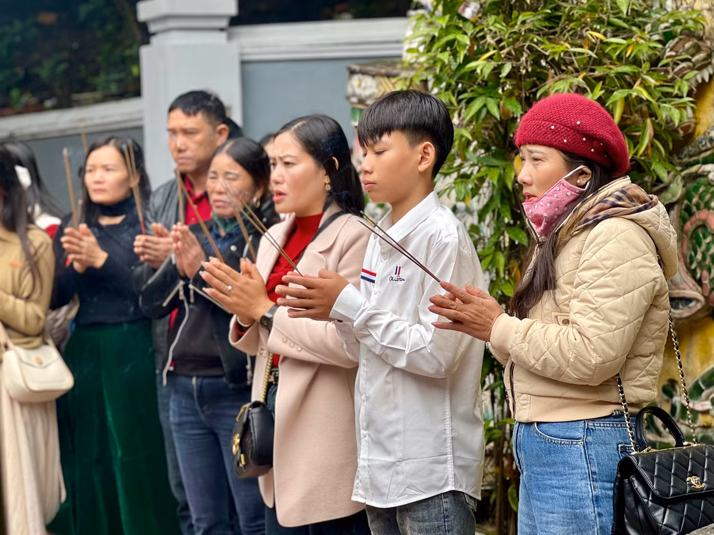 Người dân đến dâng hương để cầu những điều tốt đẹp nhất trong năm mới. Ảnh: Thái Lâm.