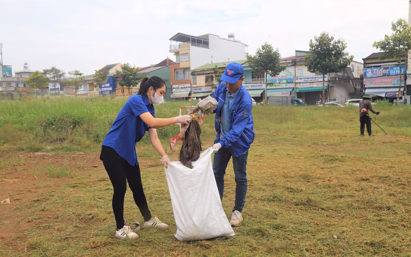Sau lễ phát động, đoàn viên thanh niên TP Bảo Lộc đã cắt cỏ, thu gom rác, dọn vệ sinh toàn khu vực chợ cũ Bảo Lộc với tổng diện tích hơn 1,6 héc-ta.