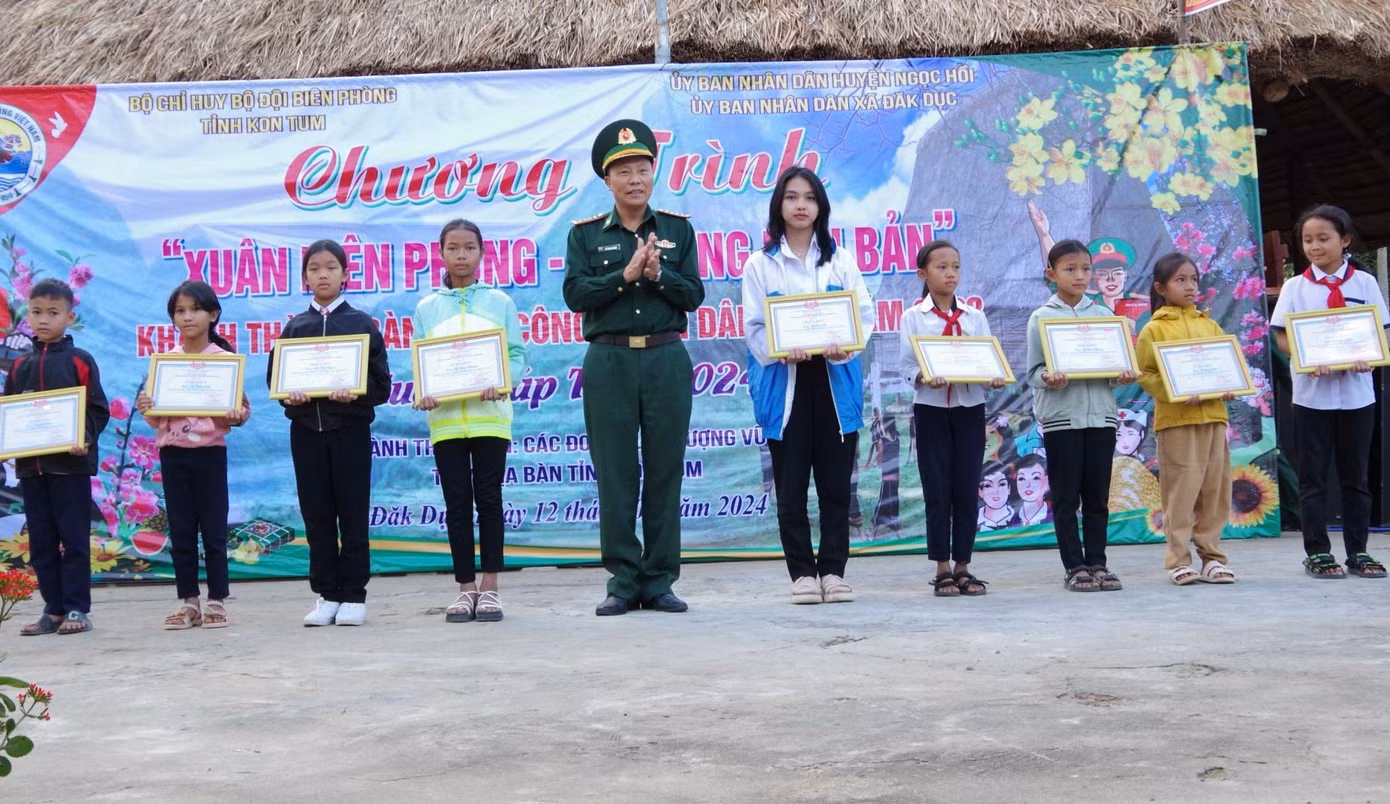 Trao học bổng cho các học sinh khó khăn trong chương trình của bộ đội Biên phòng Việt Nam.