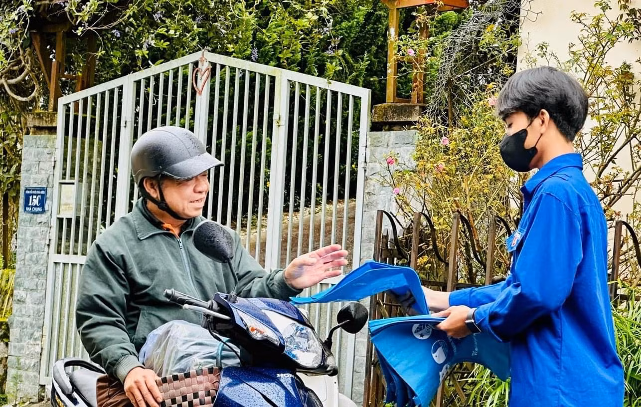 Tỉnh Đoàn Lâm Đồng cho biết, từ ngày 1/11-30/12, các cấp bộ Đoàn - Hội - Đội toàn tỉnh sẽ thường xuyên ra quân dọn dẹp vệ sinh, thu gom rác thải; triển khai các mô hình tuyến đường, khu phố “Sáng - Xanh - Sạch - Đẹp - Văn minh - An toàn”,… góp phần chào mừng Festival Hoa Đà Lạt lần thứ 10, năm 2024.