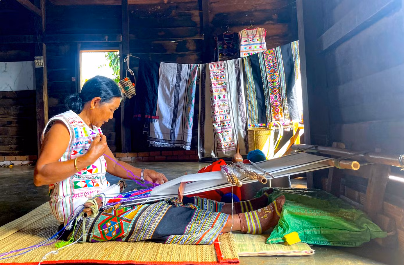 Hiện người dân Lâm Đồng vẫn gìn giữ nghề dệt thổ cẩm, duy trì sự phát triển của ngành thủ công truyền thống qua nhiều thế hệ.