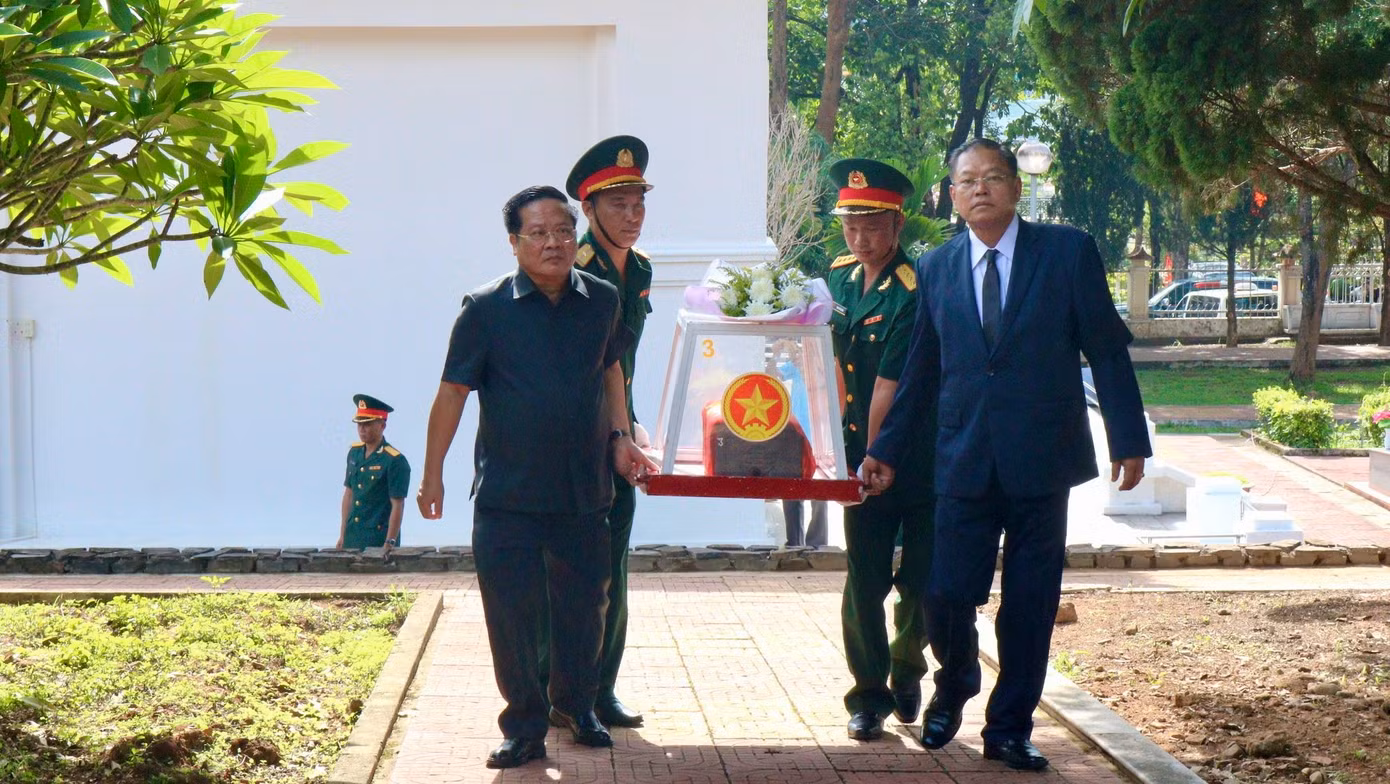 Hài cốt liệt sĩ được di chuyển đến vị trí an táng.