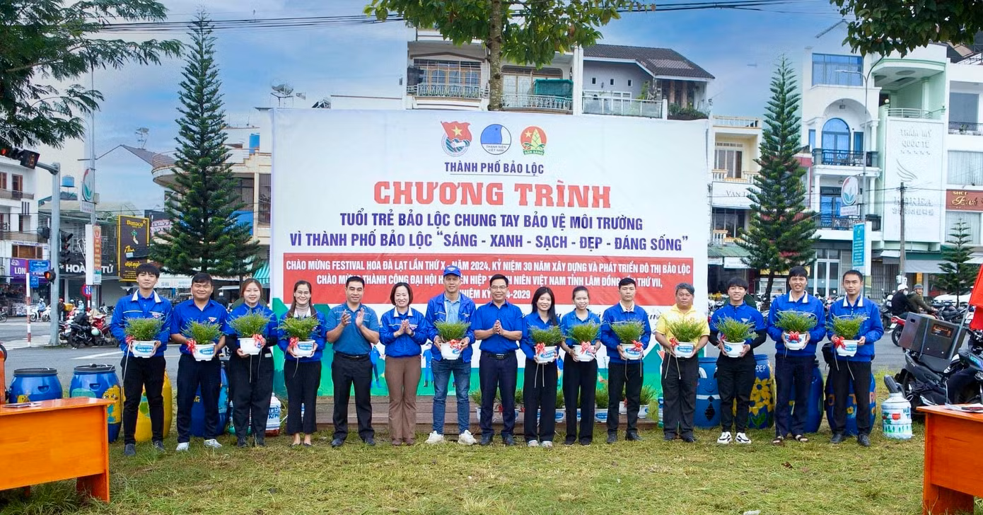 Ngày 10/11, Thành Đoàn Bảo Lộc (Lâm Đồng) phối hợp Cty CP Công trình Đô thị Bảo Lộc tổ chức phát động ra quân tổng vệ sinh môi trường chào mừng Festival Hoa Đà Lạt năm 2024, gắn với các hoạt động kỷ niệm 30 năm xây dựng và phát triển đô thị Bảo Lộc.